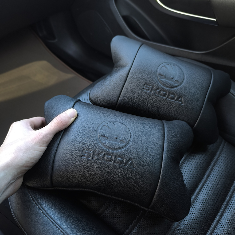 Набір авто подушок Skoda з натуральною шкірою та брелком - Зображення 2